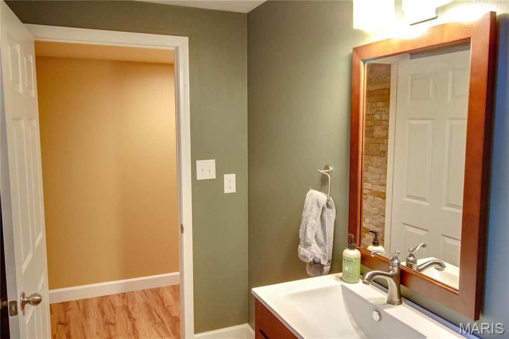 Image 28 of property listing at 110 Eaton Avenue, Wood River, IL 62095