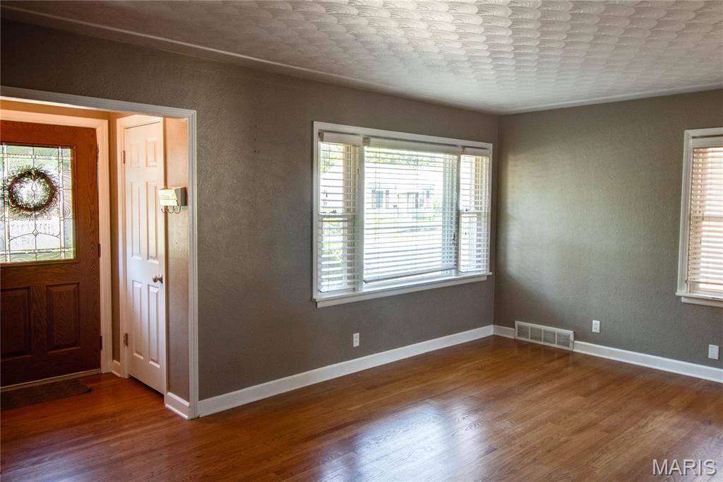 Image 4 of property listing at 110 Eaton Avenue, Wood River, IL 62095