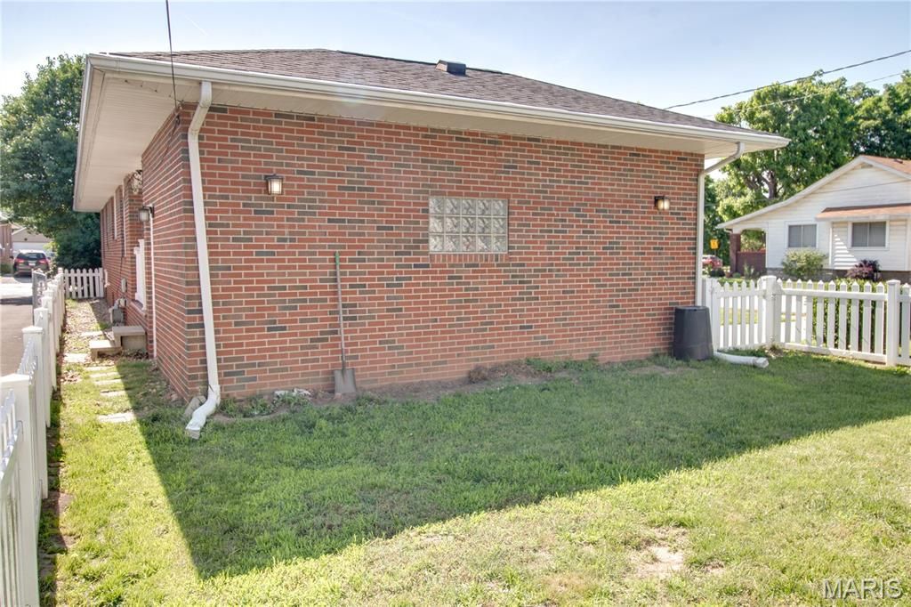 Image 31 of property listing at 110 Eaton Avenue, Wood River, IL 62095