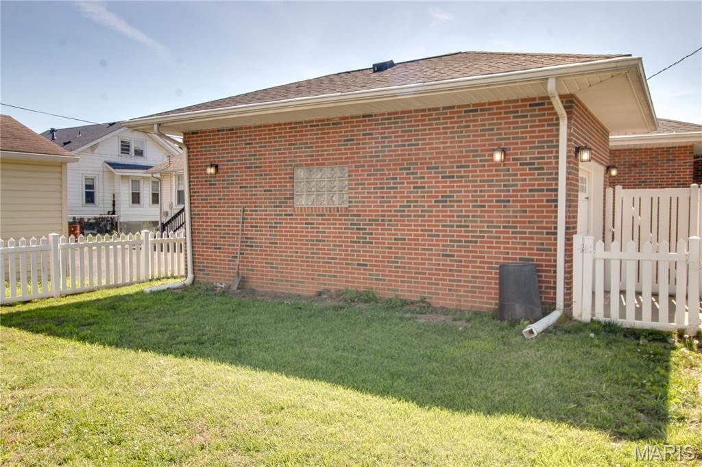 Image 32 of property listing at 110 Eaton Avenue, Wood River, IL 62095