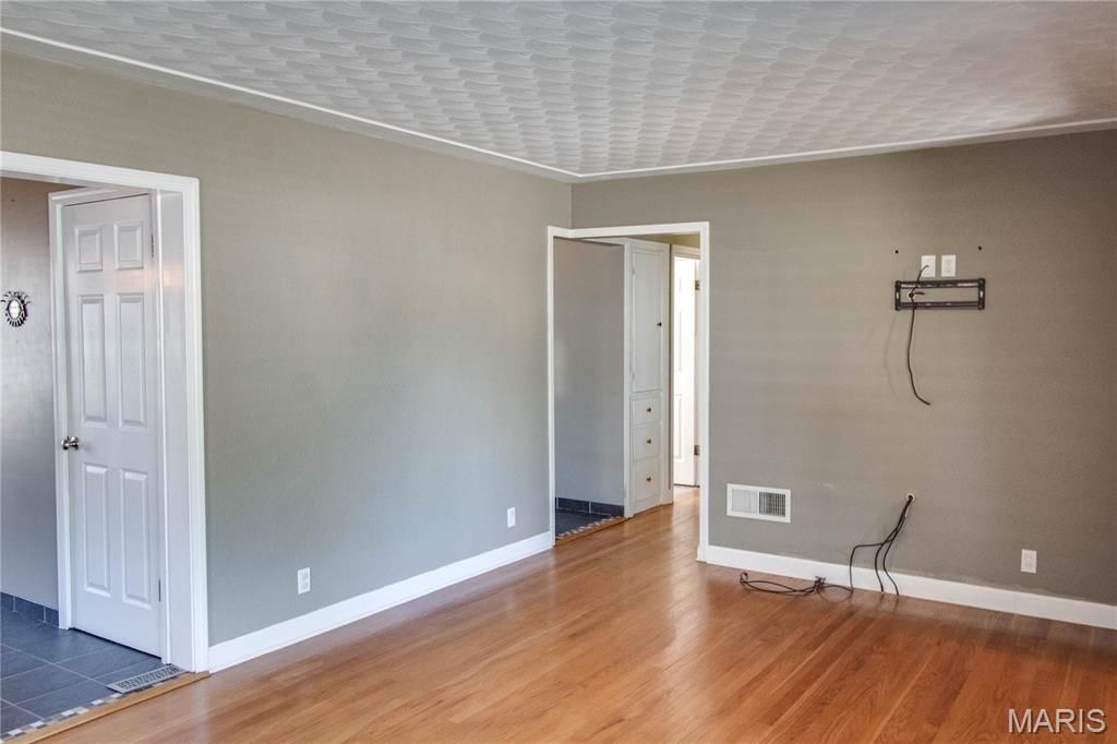 Image 5 of property listing at 110 Eaton Avenue, Wood River, IL 62095