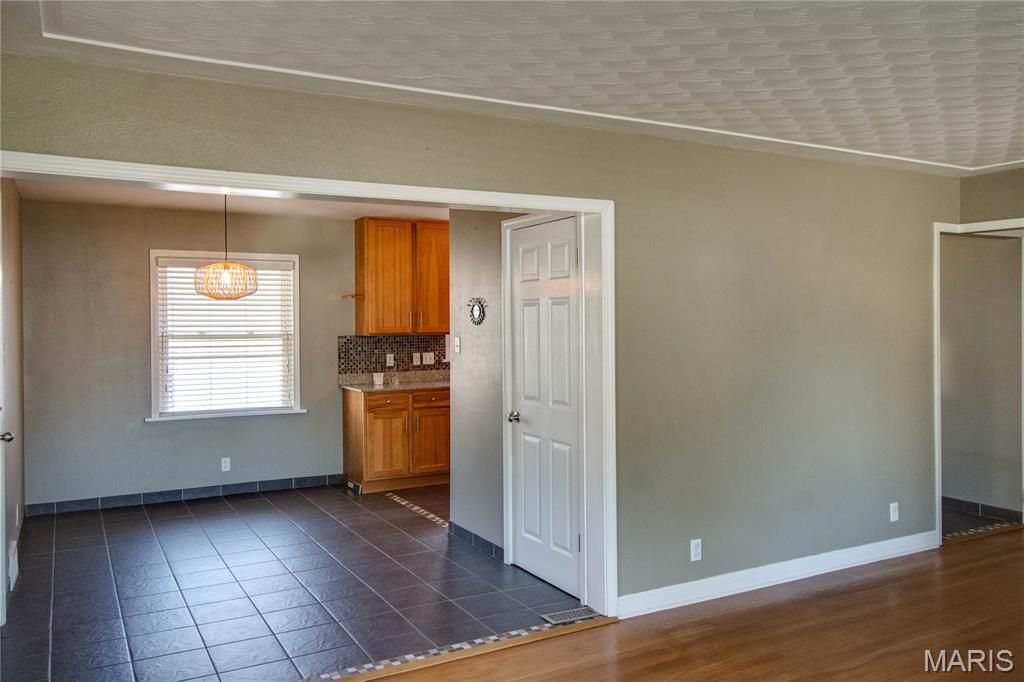 Image 6 of property listing at 110 Eaton Avenue, Wood River, IL 62095