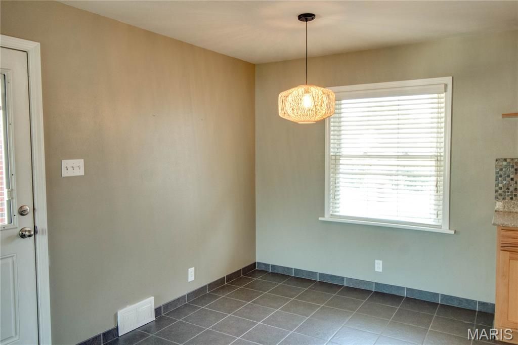 Image 7 of property listing at 110 Eaton Avenue, Wood River, IL 62095