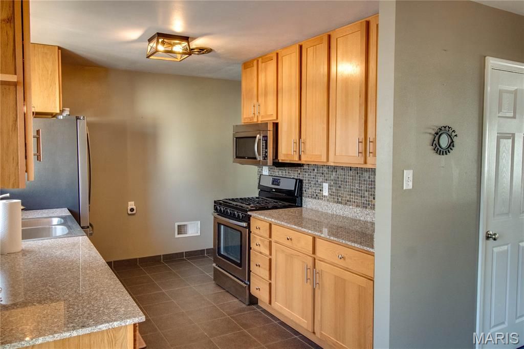 Image 8 of property listing at 110 Eaton Avenue, Wood River, IL 62095