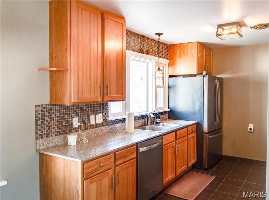 Image 9 of property listing at 110 Eaton Avenue, Wood River, IL 62095