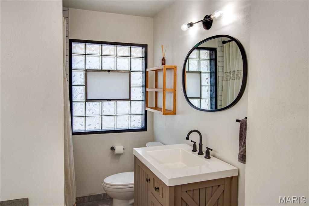 Image 10 of property listing at 110 Eaton Avenue, Wood River, IL 62095