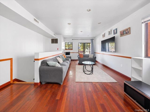 1027 E 231st Street, Bronx, NY 10466