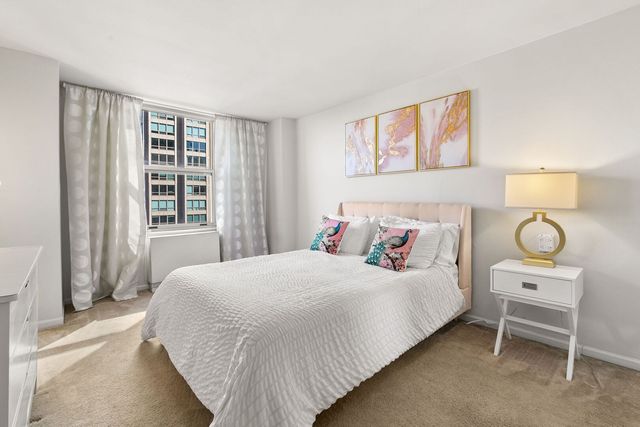 525 W Hawthorne Place 1102, Chicago, IL 60657