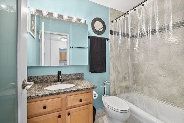 525 W Hawthorne Place 1102, Chicago, IL 60657