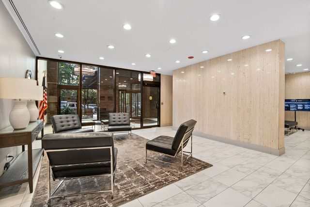 525 W Hawthorne Place 1102, Chicago, IL 60657
