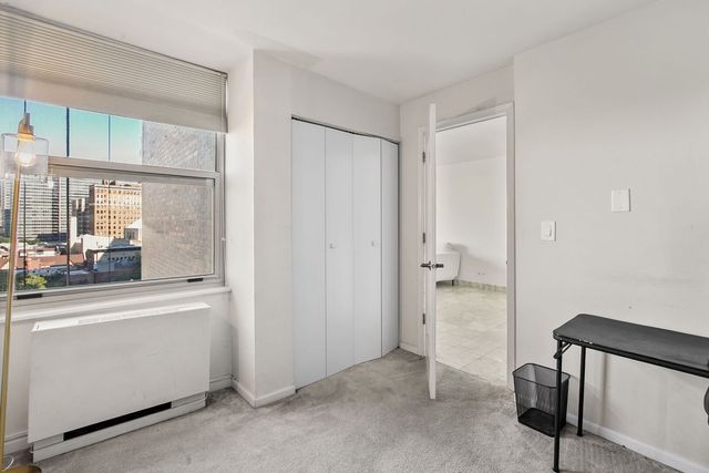 525 W Hawthorne Place 1102, Chicago, IL 60657