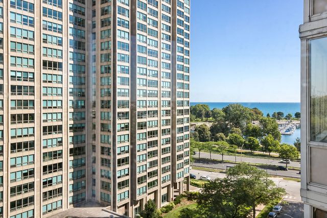 525 W Hawthorne Place 1102, Chicago, IL 60657