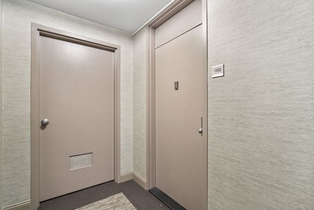 525 W Hawthorne Place 1102, Chicago, IL 60657
