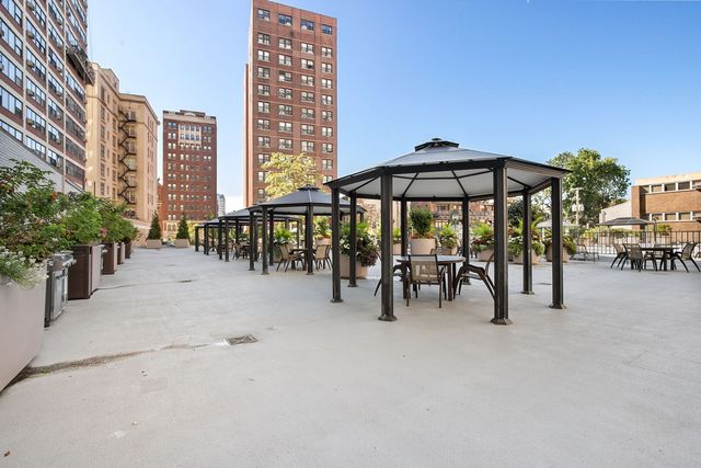 525 W Hawthorne Place 1102, Chicago, IL 60657