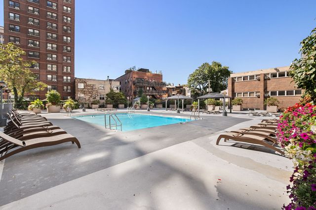 525 W Hawthorne Place 1102, Chicago, IL 60657