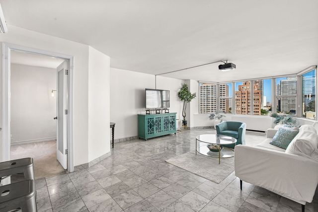 525 W Hawthorne Place 1102, Chicago, IL 60657