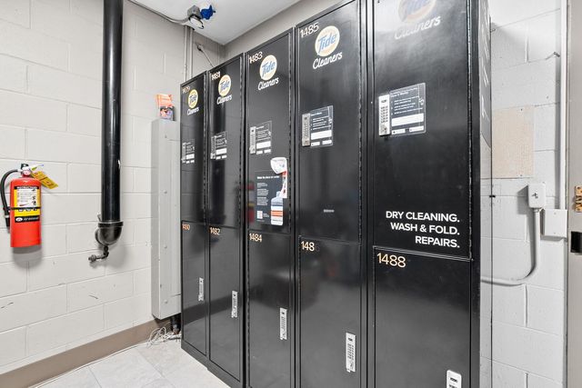 525 W Hawthorne Place 1102, Chicago, IL 60657