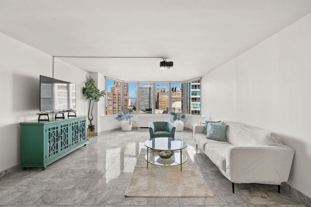 525 W Hawthorne Place 1102, Chicago, IL 60657