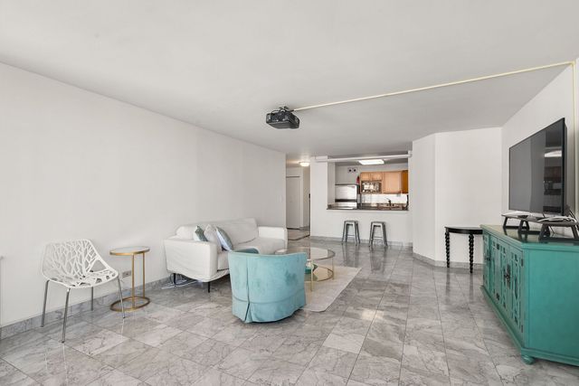 525 W Hawthorne Place 1102, Chicago, IL 60657