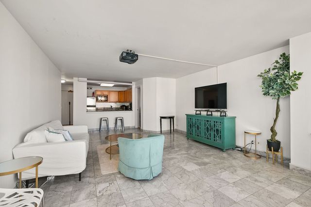 525 W Hawthorne Place 1102, Chicago, IL 60657