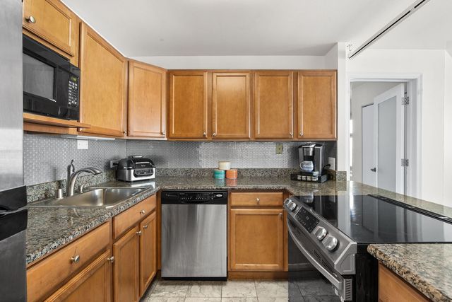 525 W Hawthorne Place 1102, Chicago, IL 60657