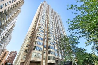 525 W Hawthorne Place 1102, Chicago, IL 60657