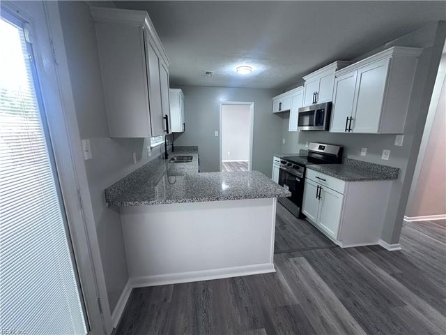 737 Longleaf LN, Newport News, VA 23608