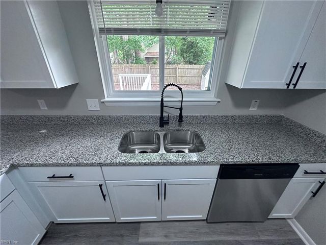 737 Longleaf LN, Newport News, VA 23608