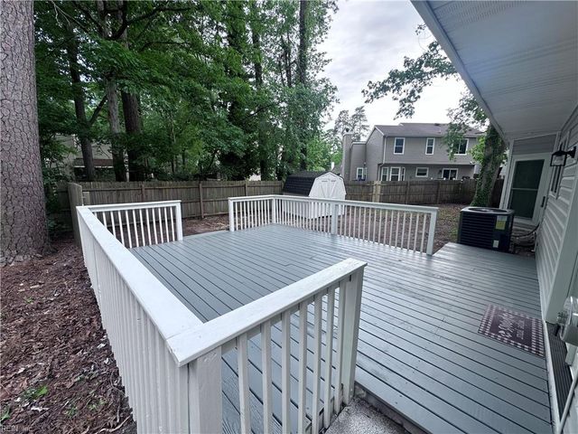 737 Longleaf LN, Newport News, VA 23608