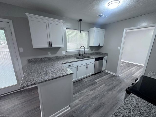 737 Longleaf LN, Newport News, VA 23608