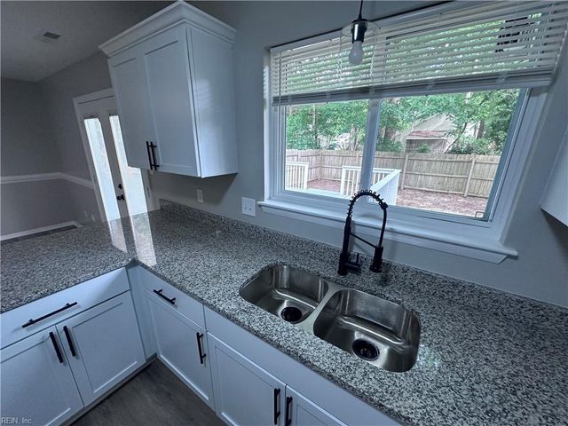 737 Longleaf LN, Newport News, VA 23608