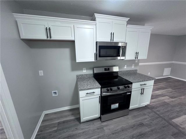 737 Longleaf LN, Newport News, VA 23608