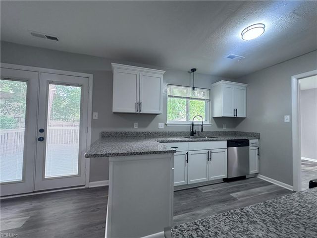 737 Longleaf LN, Newport News, VA 23608