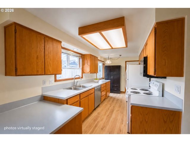 334 S 18TH St, St Helens, OR 97051