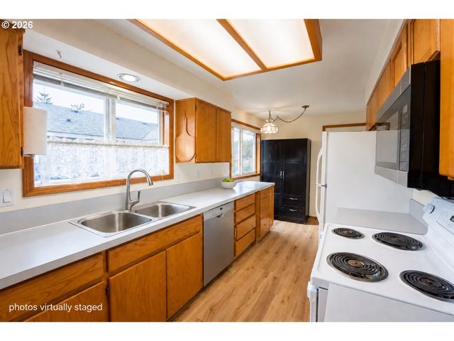 334 S 18TH St, St Helens, OR 97051