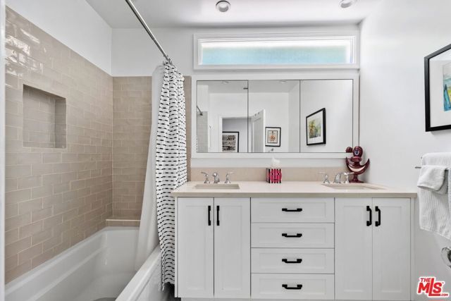 202 N Gower Street, Los Angeles, CA 90004