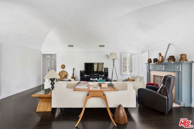 202 N Gower Street, Los Angeles, CA 90004