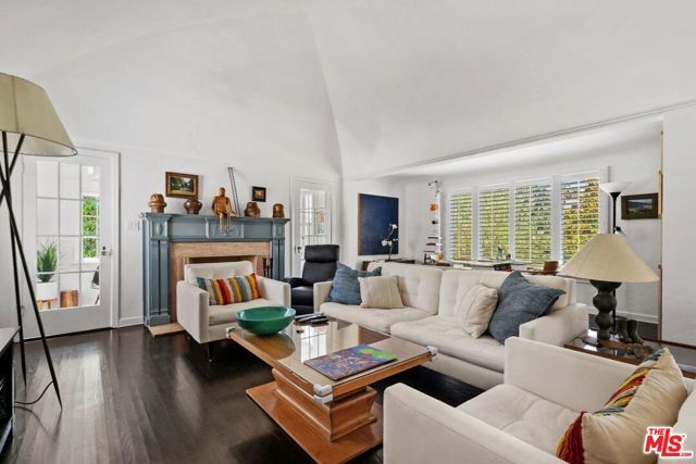 202 N Gower Street, Los Angeles, CA 90004
