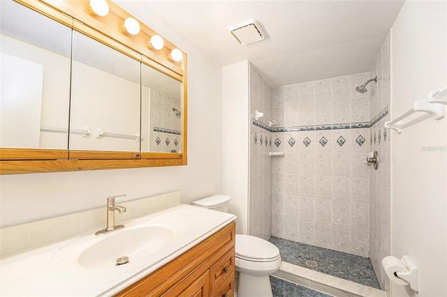 8212 MALVERN CIRCLE, Tampa, FL 33634
