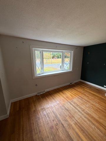 61 N Main St, Bellingham, MA 02019