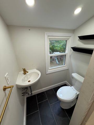 61 N Main St, Bellingham, MA 02019