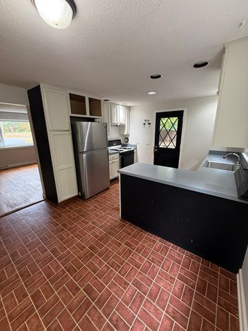 61 N Main St, Bellingham, MA 02019