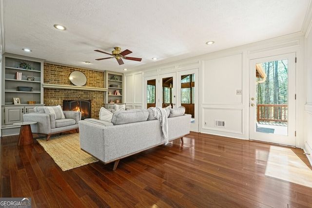 235 Oak Leaf Circle, Roswell, GA 30075