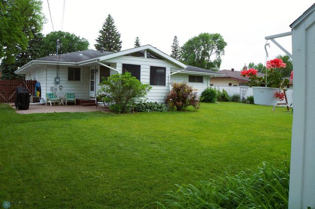 1005 South Drive S, Fargo, ND 58103