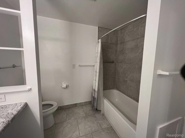 474 Fox Hills Drive N, Bloomfield Charter Township, MI 48304