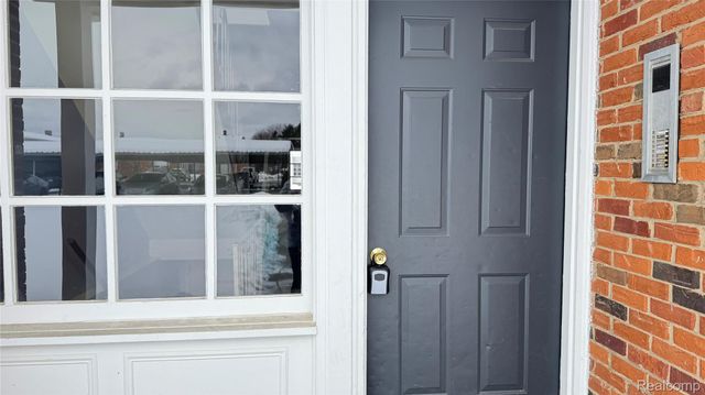 474 Fox Hills Drive N, Bloomfield Charter Township, MI 48304