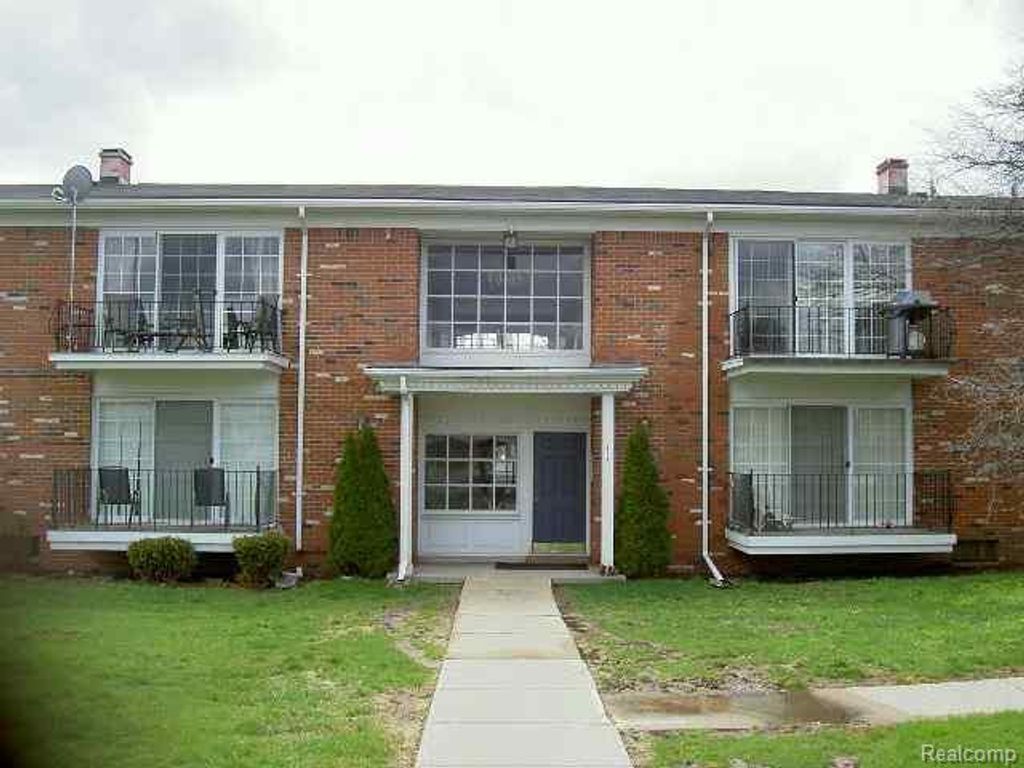 474 Fox Hills Drive N, Bloomfield Charter Township, MI 48304