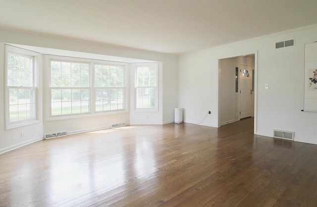 10205 N Kenilworth CIRCLE, Mequon, WI 53092