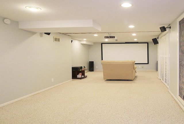 10205 N Kenilworth CIRCLE, Mequon, WI 53092