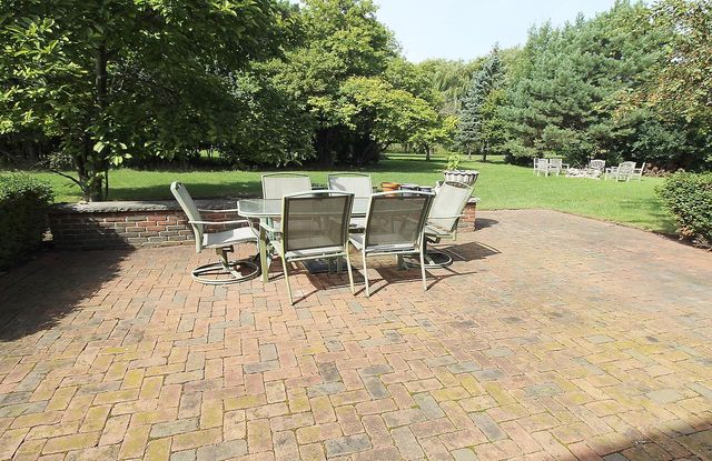 10205 N Kenilworth CIRCLE, Mequon, WI 53092
